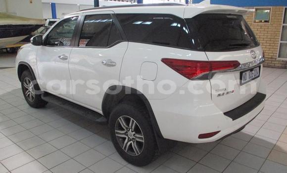 Sayi Na hannu Toyota Fortuner White Mota in Maseru a Maseru Sayi Na hannu Toyota Fortuner White Mota in Maseru a Maseru