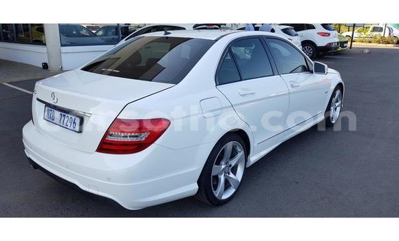 Sayi Na hannu Mercedes-Benz C–Class White Mota in Maseru a Maseru Sayi Na hannu Mercedes-Benz C–Class White Mota in Maseru a Maseru
