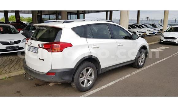 Sayi Na hannu Toyota RAV4 White Mota in Maseru a Maseru Sayi Na hannu Toyota RAV4 White Mota in Maseru a Maseru