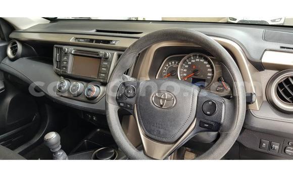Sayi Na hannu Toyota RAV4 White Mota in Maseru a Maseru Sayi Na hannu Toyota RAV4 White Mota in Maseru a Maseru