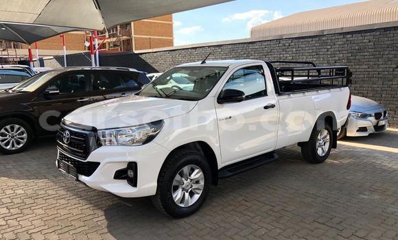 Sayi Na hannu Toyota Hilux White Mota in Maseru a Maseru Sayi Na hannu Toyota Hilux White Mota in Maseru a Maseru