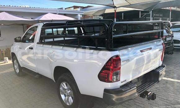 Sayi Na hannu Toyota Hilux White Mota in Maseru a Maseru Sayi Na hannu Toyota Hilux White Mota in Maseru a Maseru