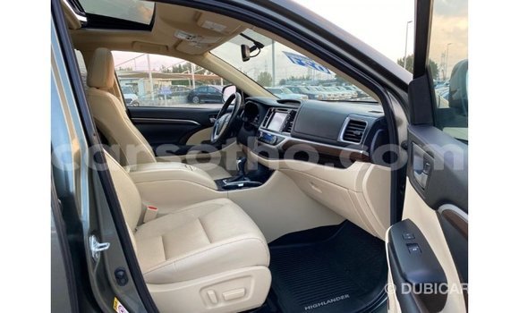 Buy Import Toyota Highlander Green Car in Import - Dubai in Maseru Buy Import Toyota Highlander Green Car in Import - Dubai in Maseru