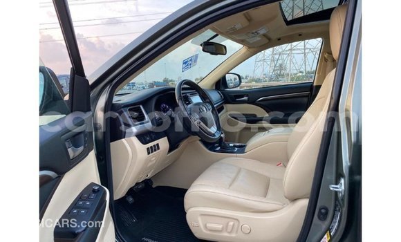 Buy Import Toyota Highlander Green Car in Import - Dubai in Maseru Buy Import Toyota Highlander Green Car in Import - Dubai in Maseru