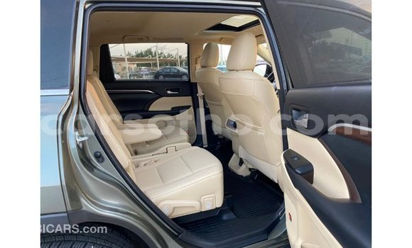 Buy Import Toyota Highlander Green Car in Import - Dubai in Maseru Buy Import Toyota Highlander Green Car in Import - Dubai in Maseru