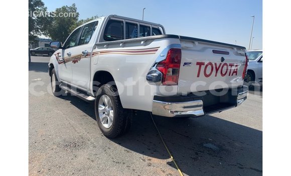 Sayi Imported Toyota Hilux White Mota in Import - Dubai a Maseru Sayi Imported Toyota Hilux White Mota in Import - Dubai a Maseru
