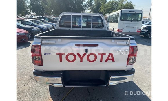 Sayi Imported Toyota Hilux White Mota in Import - Dubai a Maseru Sayi Imported Toyota Hilux White Mota in Import - Dubai a Maseru