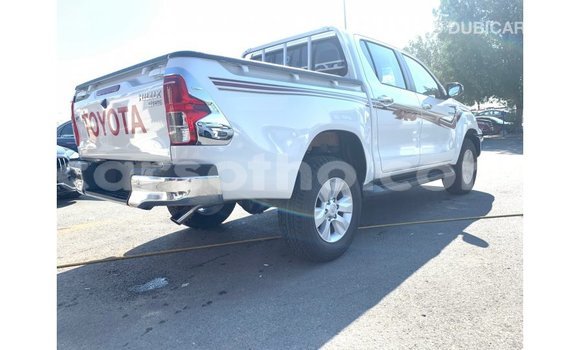 Sayi Imported Toyota Hilux White Mota in Import - Dubai a Maseru Sayi Imported Toyota Hilux White Mota in Import - Dubai a Maseru