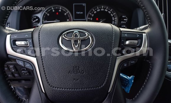 Sayi Imported Toyota Land Cruiser White Mota in Import - Dubai a Maseru Sayi Imported Toyota Land Cruiser White Mota in Import - Dubai a Maseru