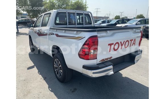 Sayi Imported Toyota Hilux White Mota in Import - Dubai a Maseru Sayi Imported Toyota Hilux White Mota in Import - Dubai a Maseru