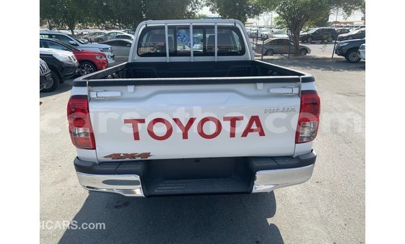 Sayi Imported Toyota Hilux White Mota in Import - Dubai a Maseru Sayi Imported Toyota Hilux White Mota in Import - Dubai a Maseru