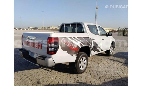 Sayi Imported Mitsubishi L200 White Mota in Import - Dubai a Maseru Sayi Imported Mitsubishi L200 White Mota in Import - Dubai a Maseru