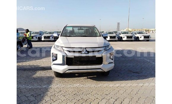 Sayi Imported Mitsubishi L200 White Mota in Import - Dubai a Maseru Sayi Imported Mitsubishi L200 White Mota in Import - Dubai a Maseru