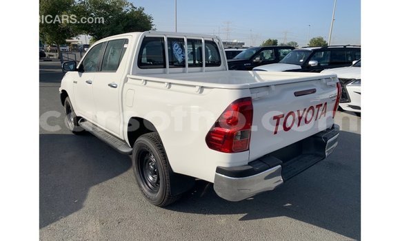Sayi Imported Toyota Hilux White Mota in Import - Dubai a Maseru Sayi Imported Toyota Hilux White Mota in Import - Dubai a Maseru