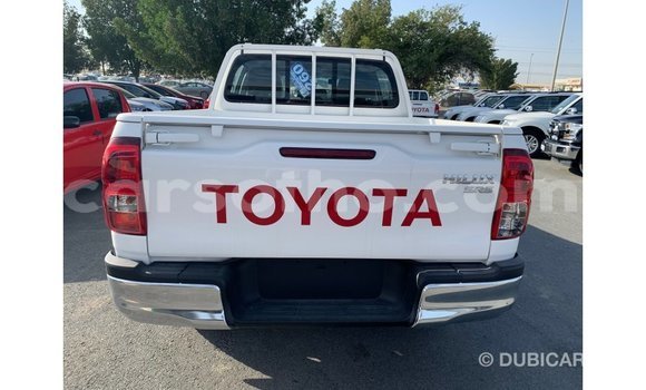 Sayi Imported Toyota Hilux White Mota in Import - Dubai a Maseru Sayi Imported Toyota Hilux White Mota in Import - Dubai a Maseru