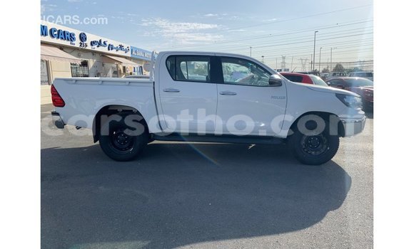 Sayi Imported Toyota Hilux White Mota in Import - Dubai a Maseru Sayi Imported Toyota Hilux White Mota in Import - Dubai a Maseru