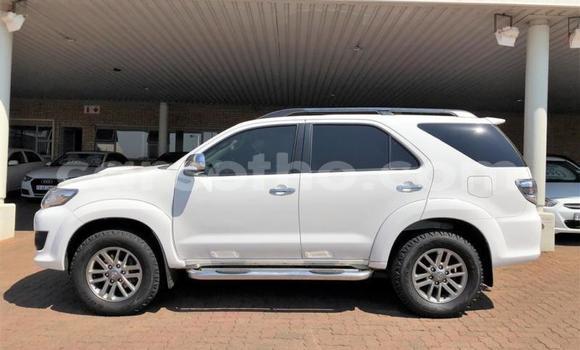 Sayi Na hannu Toyota Fortuner White Mota in Maseru a Maseru Sayi Na hannu Toyota Fortuner White Mota in Maseru a Maseru