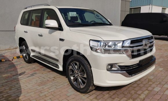 Sayi Imported Toyota Land Cruiser White Mota in Import - Dubai a Maseru Sayi Imported Toyota Land Cruiser White Mota in Import - Dubai a Maseru