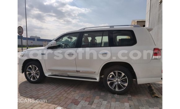 Sayi Imported Toyota Land Cruiser White Mota in Import - Dubai a Maseru Sayi Imported Toyota Land Cruiser White Mota in Import - Dubai a Maseru
