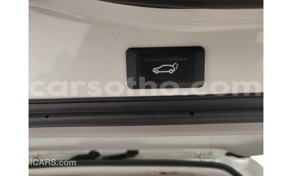 Sayi Imported Toyota Land Cruiser White Mota in Import - Dubai a Maseru Sayi Imported Toyota Land Cruiser White Mota in Import - Dubai a Maseru