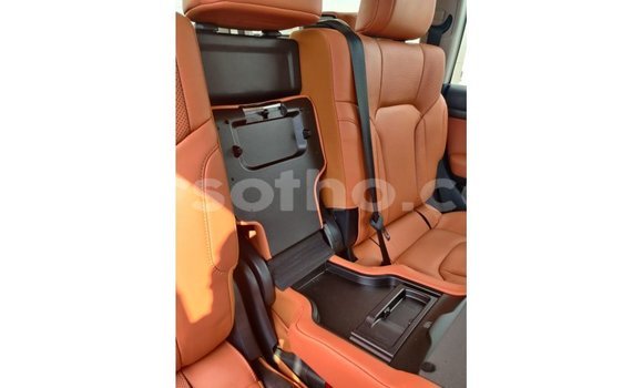 Sayi Imported Toyota Land Cruiser White Mota in Import - Dubai a Maseru Sayi Imported Toyota Land Cruiser White Mota in Import - Dubai a Maseru