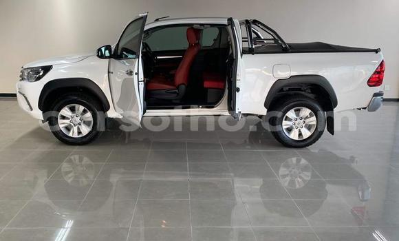 Sayi Na hannu Toyota Hilux White Mota in Maseru a Maseru Sayi Na hannu Toyota Hilux White Mota in Maseru a Maseru