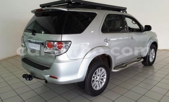 Sayi Na hannu Toyota Fortuner Beige Mota in Maseru a Maseru Sayi Na hannu Toyota Fortuner Beige Mota in Maseru a Maseru