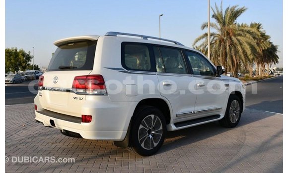 Acheter Import Voiture Toyota Land Cruiser Blanc à Import - Dubai, Maseru Acheter Import Voiture Toyota Land Cruiser Blanc à Import - Dubai, Maseru