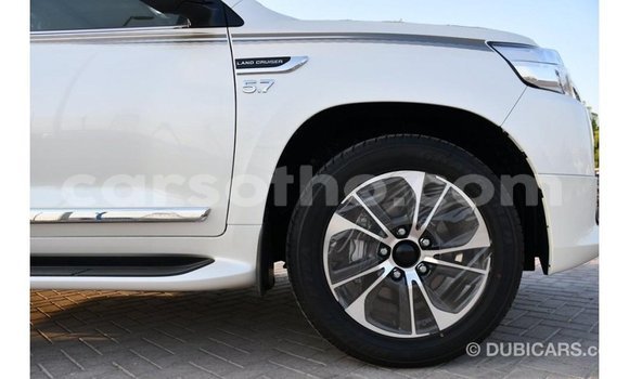 Acheter Import Voiture Toyota Land Cruiser Blanc à Import - Dubai, Maseru Acheter Import Voiture Toyota Land Cruiser Blanc à Import - Dubai, Maseru