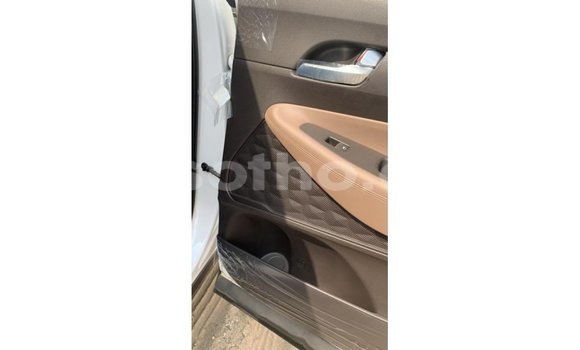 Sayi Imported Hyundai Santa Fe White Mota in Import - Dubai a Maseru Sayi Imported Hyundai Santa Fe White Mota in Import - Dubai a Maseru