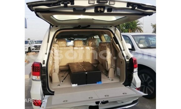 Acheter Import Voiture Toyota Land Cruiser Blanc à Import - Dubai, Maseru Acheter Import Voiture Toyota Land Cruiser Blanc à Import - Dubai, Maseru