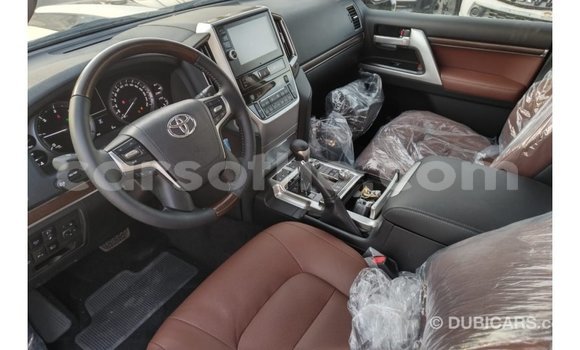 Sayi Imported Toyota Land Cruiser White Mota in Import - Dubai a Maseru Sayi Imported Toyota Land Cruiser White Mota in Import - Dubai a Maseru