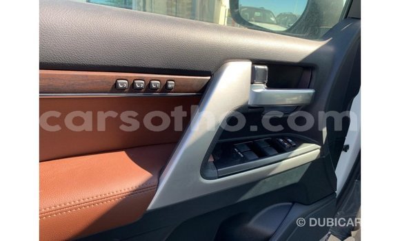Sayi Imported Toyota Land Cruiser White Mota in Import - Dubai a Maseru Sayi Imported Toyota Land Cruiser White Mota in Import - Dubai a Maseru