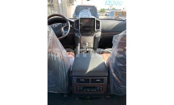 Sayi Imported Toyota Land Cruiser White Mota in Import - Dubai a Maseru Sayi Imported Toyota Land Cruiser White Mota in Import - Dubai a Maseru
