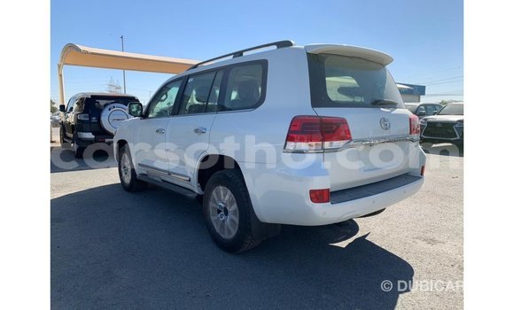 Sayi Imported Toyota Land Cruiser White Mota in Import - Dubai a Maseru Sayi Imported Toyota Land Cruiser White Mota in Import - Dubai a Maseru