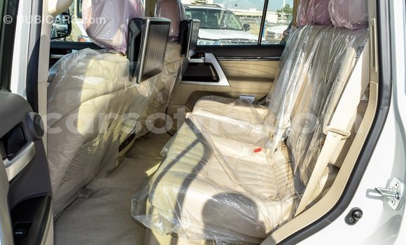 اشتري Imported Toyota Land Cruiser White سيارة في Import - Dubai في Maseru اشتري Imported Toyota Land Cruiser White سيارة في Import - Dubai في Maseru