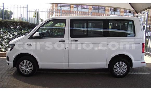 Sayi Na hannu Volkswagen Caravelle White Mota in Mafeteng a Mafeteng Sayi Na hannu Volkswagen Caravelle White Mota in Mafeteng a Mafeteng