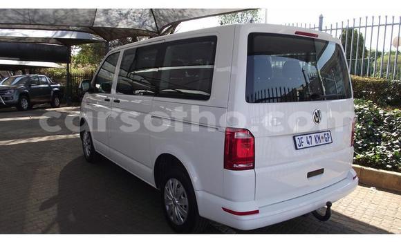 Sayi Na hannu Volkswagen Caravelle White Mota in Mafeteng a Mafeteng Sayi Na hannu Volkswagen Caravelle White Mota in Mafeteng a Mafeteng