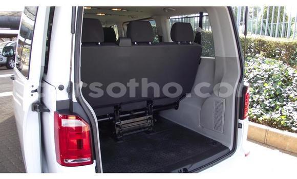 Sayi Na hannu Volkswagen Caravelle White Mota in Mafeteng a Mafeteng Sayi Na hannu Volkswagen Caravelle White Mota in Mafeteng a Mafeteng