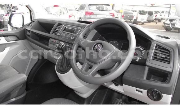 Sayi Na hannu Volkswagen Caravelle White Mota in Mafeteng a Mafeteng Sayi Na hannu Volkswagen Caravelle White Mota in Mafeteng a Mafeteng