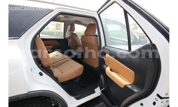 Acheter Import Voiture Toyota Fortuner Blanc à Import - Dubai, Maseru Acheter Import Voiture Toyota Fortuner Blanc à Import - Dubai, Maseru