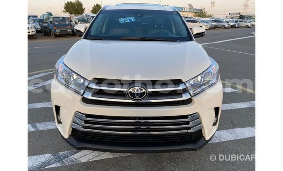 Sayi Imported Toyota Highlander White Mota in Import - Dubai a Maseru Sayi Imported Toyota Highlander White Mota in Import - Dubai a Maseru