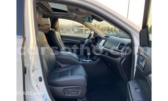 Sayi Imported Toyota Highlander White Mota in Import - Dubai a Maseru Sayi Imported Toyota Highlander White Mota in Import - Dubai a Maseru