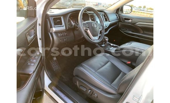 Sayi Imported Toyota Highlander White Mota in Import - Dubai a Maseru Sayi Imported Toyota Highlander White Mota in Import - Dubai a Maseru