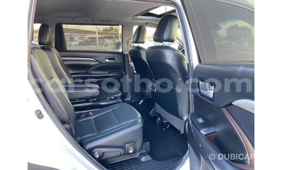 Sayi Imported Toyota Highlander White Mota in Import - Dubai a Maseru Sayi Imported Toyota Highlander White Mota in Import - Dubai a Maseru