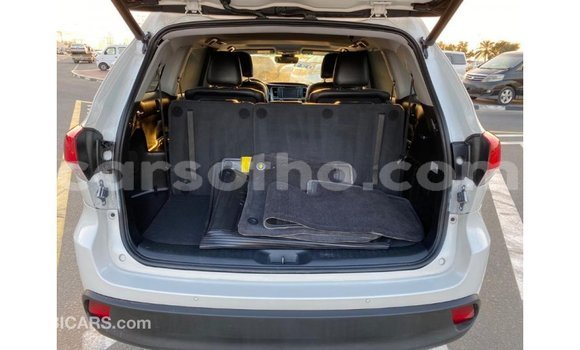 Sayi Imported Toyota Highlander White Mota in Import - Dubai a Maseru Sayi Imported Toyota Highlander White Mota in Import - Dubai a Maseru