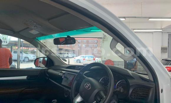 Sayi Na hannu Toyota Hilux White Mota in Maseru a Maseru Sayi Na hannu Toyota Hilux White Mota in Maseru a Maseru