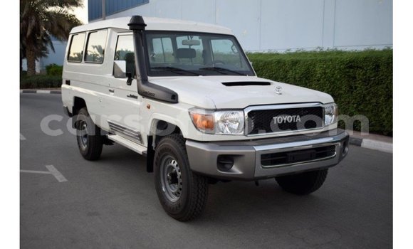 Sayi Imported Toyota Land Cruiser White Mota in Import - Dubai a Maseru Sayi Imported Toyota Land Cruiser White Mota in Import - Dubai a Maseru
