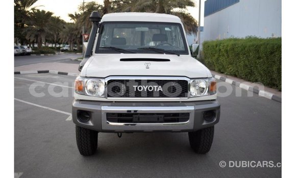 Sayi Imported Toyota Land Cruiser White Mota in Import - Dubai a Maseru Sayi Imported Toyota Land Cruiser White Mota in Import - Dubai a Maseru
