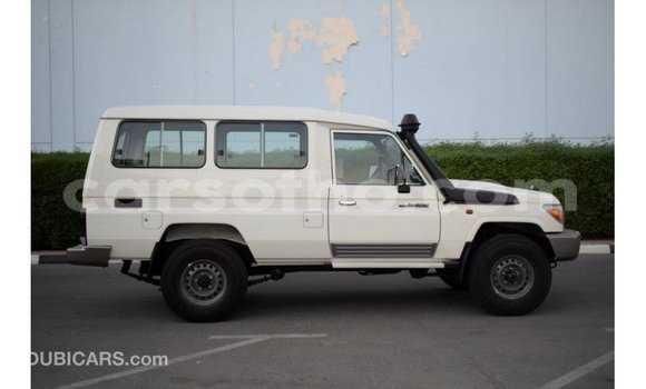 Sayi Imported Toyota Land Cruiser White Mota in Import - Dubai a Maseru Sayi Imported Toyota Land Cruiser White Mota in Import - Dubai a Maseru